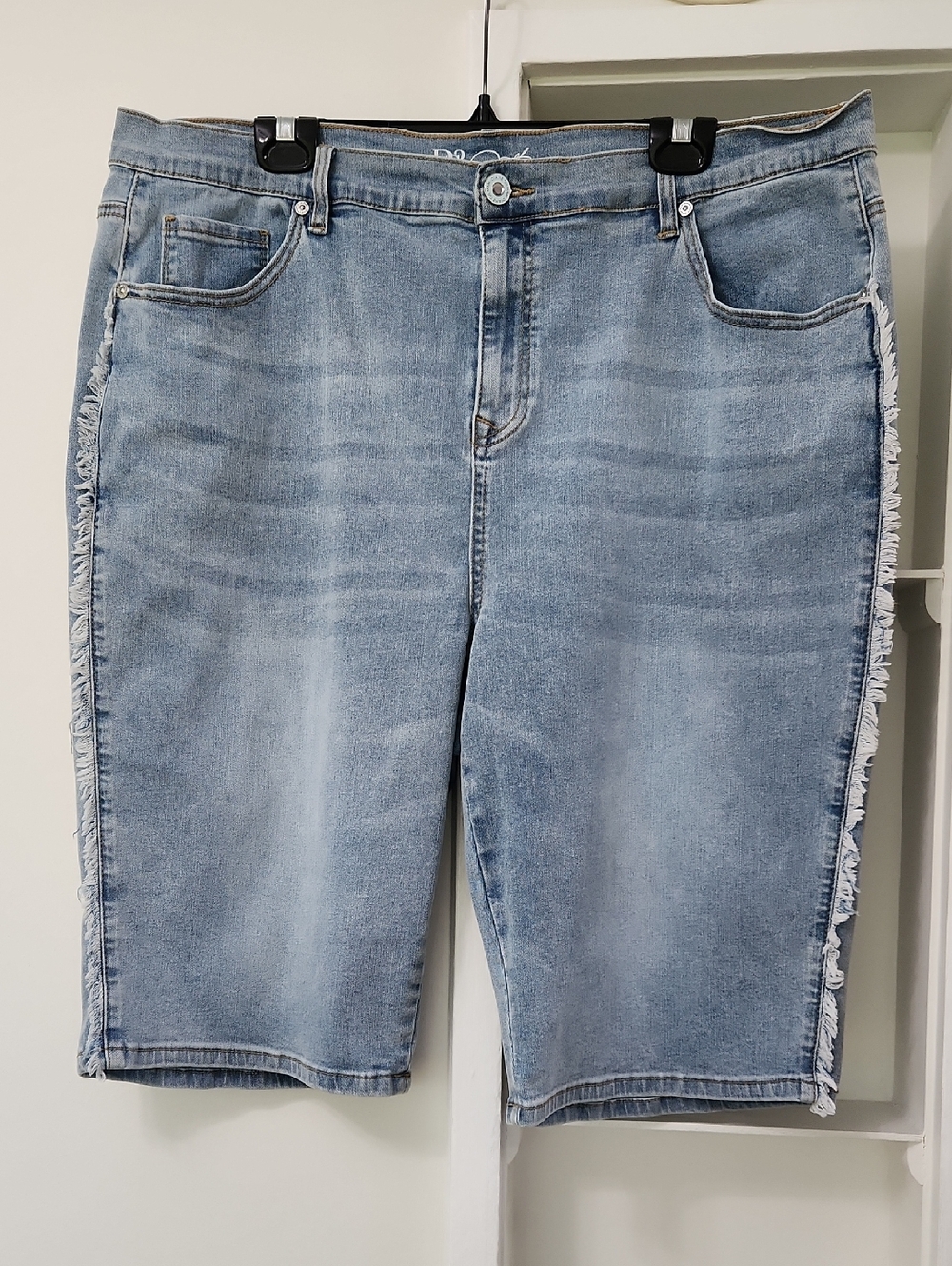 DG2 Diane Gilman New Classic Stretch Side Fray Denim Bermuda Shorts Blue 22W